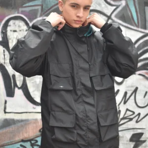 Chaqueta hecha con botellas