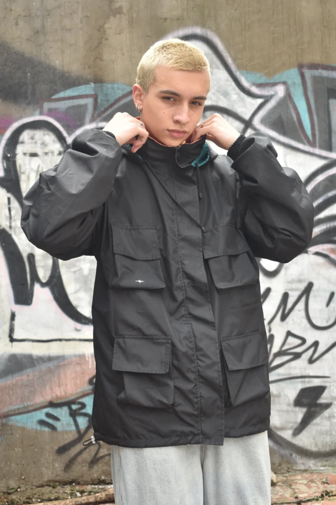 Chaqueta hecha con botellas